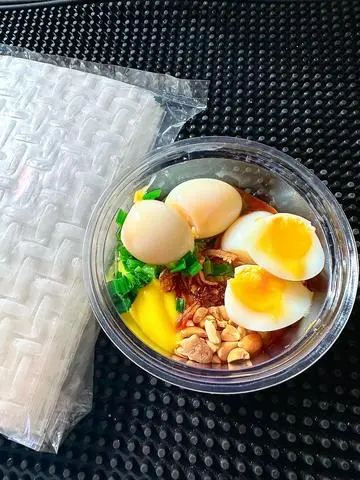 Hình ảnh Bánh Tráng Mềm Dẻo Chấm Sốt Trứng Lòng Đào