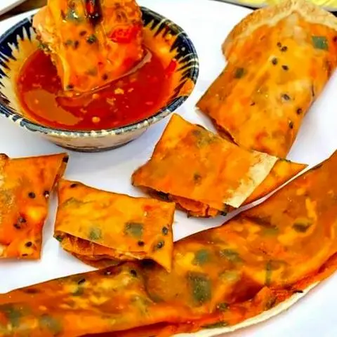 Hình ảnh Bánh tráng nướng dẻo trứng - xúc xích - có tương ớt