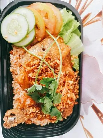 Hình ảnh Cơm Gà Sốt Mắm Tỏi