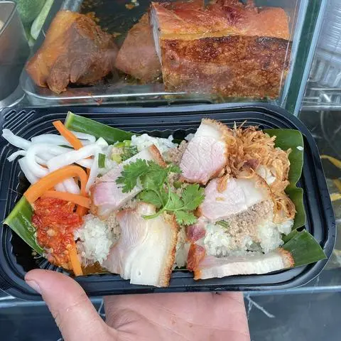 Hình ảnh Xôi Pate - Heo Quay Giòn Giòn