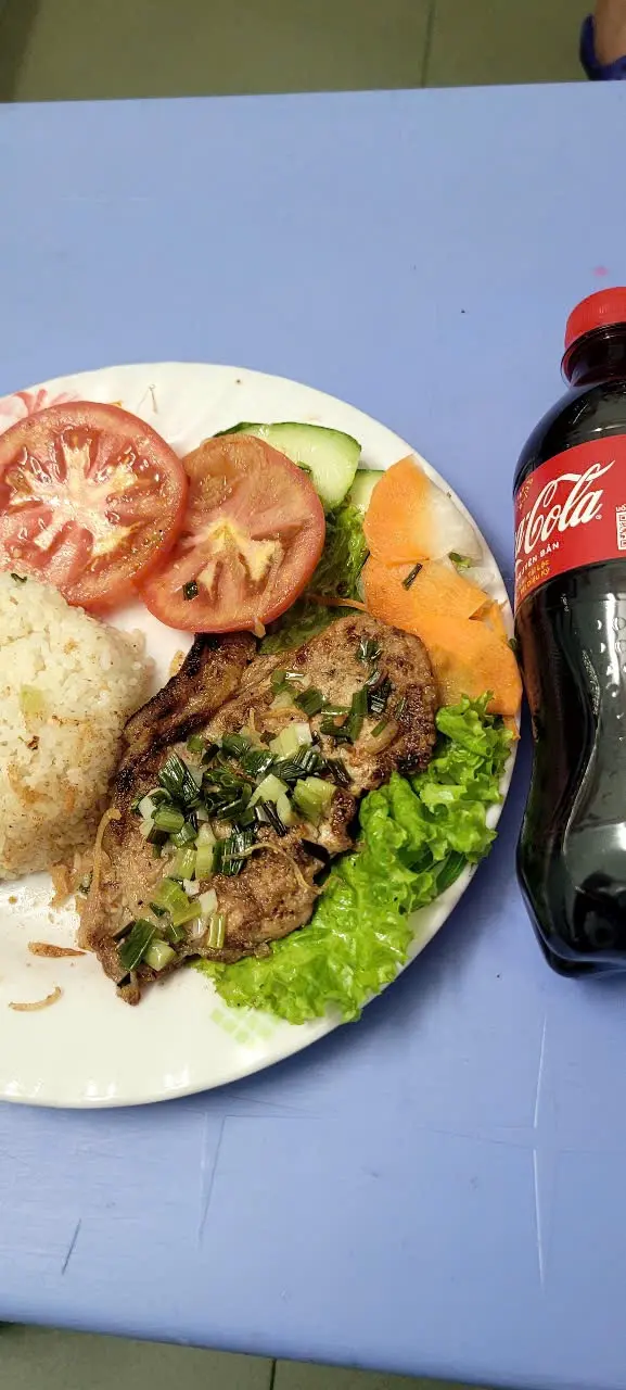 Hình ảnh cơm tấm sườn + 1 chai coca-cola 