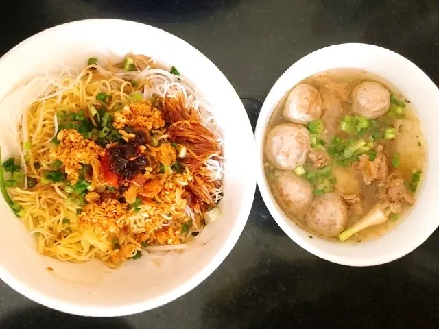 Hình ảnh hủ tiếu mỳ trộn khô bò viên + gân 