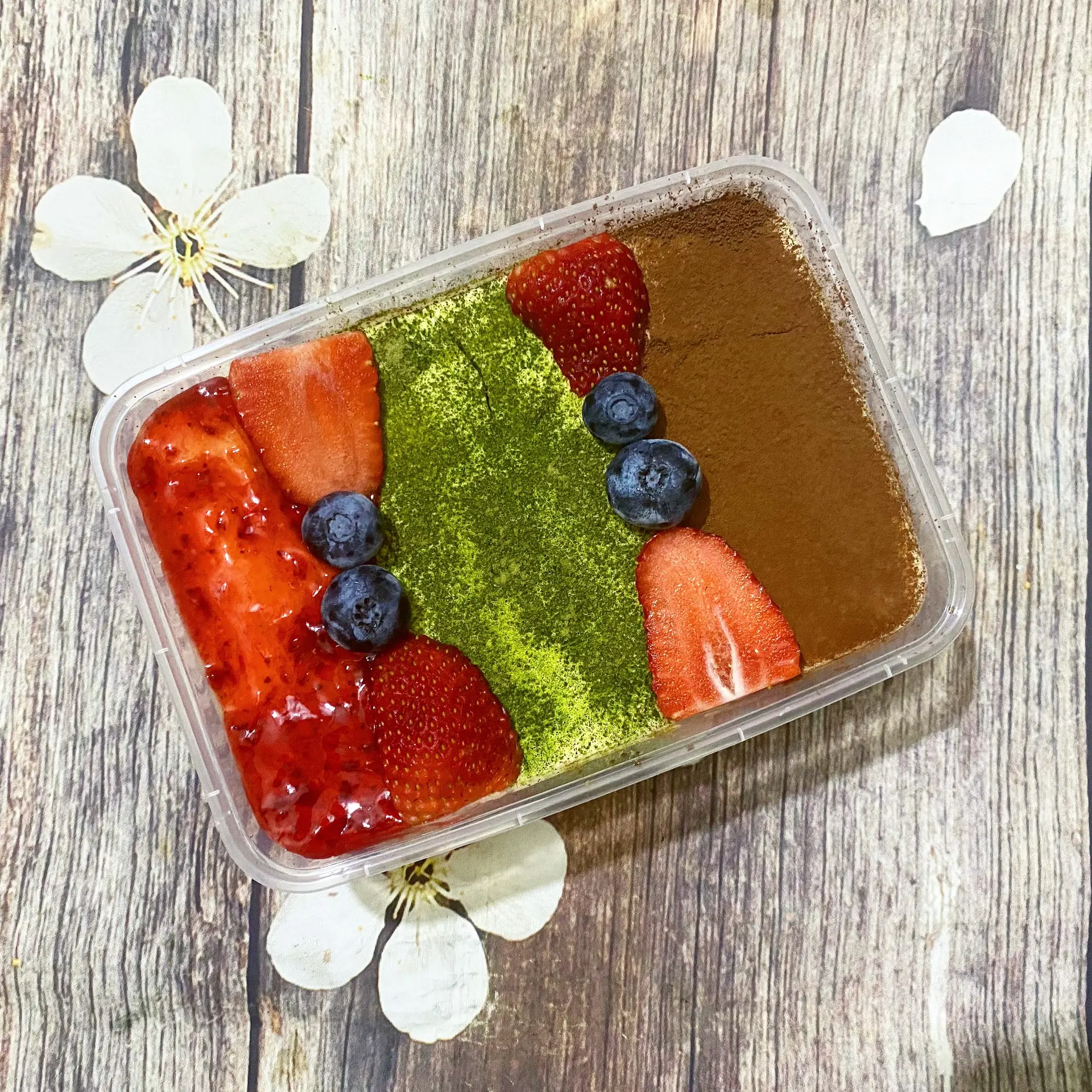 Hình ảnh Tiramisu cacao mix trà xanh và dâu
