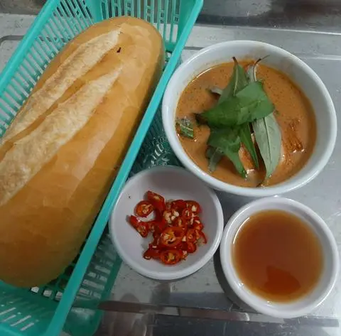 Hình ảnh Chén phá lấu nhỏ + 1 bánh mì