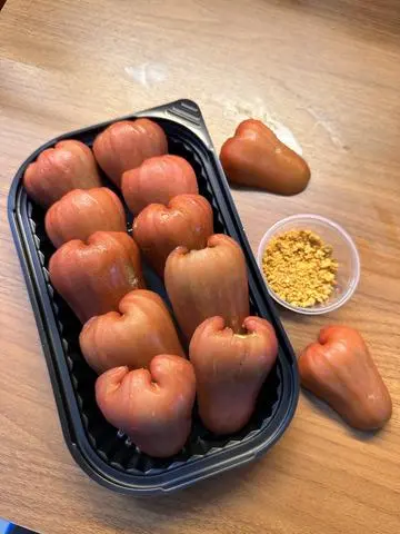 Hình ảnh Mận đỏ chấm muối tôm