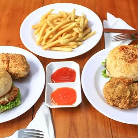 Hình ảnh ×1 Hamburger gà × 1 trả sữa truyền thống x 2 xúc xích lốc xoáy 