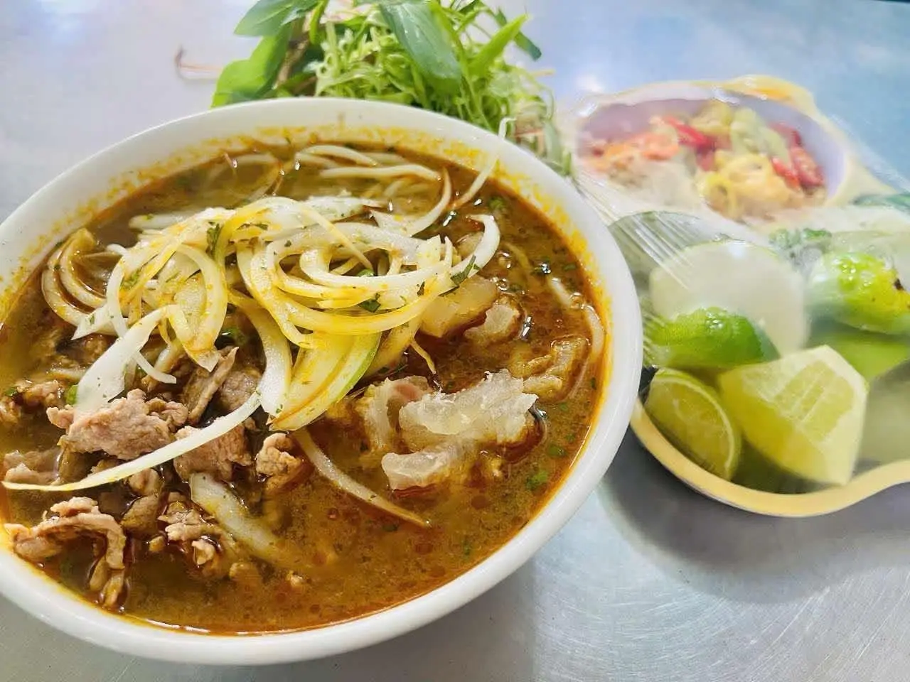 Hình ảnh Bún bò tái nạm gân