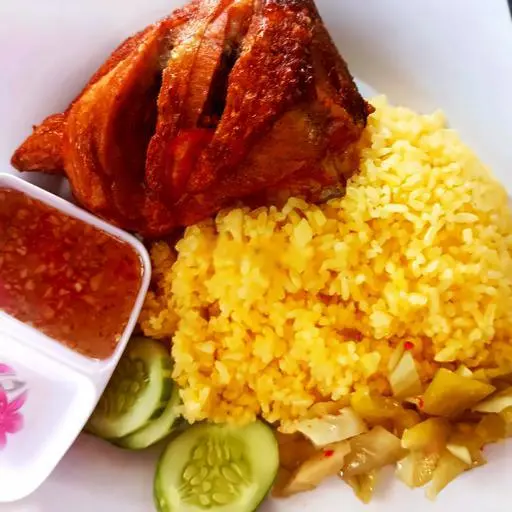 Hình ảnh Cơm gà xối mỡ má đùi - đùi tỏi