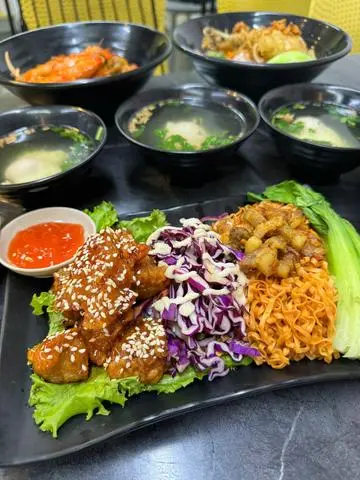 Hình ảnh Mì trộn gà viên sốt cay/chua ngọt