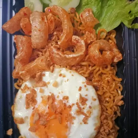 Hình ảnh Mì Trộn Indomie Da Giòn Mắm Tỏi + Trứng Lòng Đào