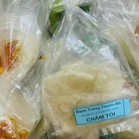 Hình ảnh  bánh tráng  chấm  tỏi 