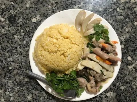 Hình ảnh Cơm Rang Gà Xào Nấm