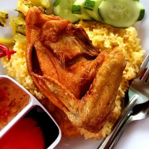 Hình ảnh Cơm gà xối mỡ - gà ta cánh - ức