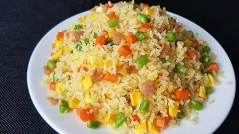 Hình ảnh Cơm chiên dương châu bắp trứng