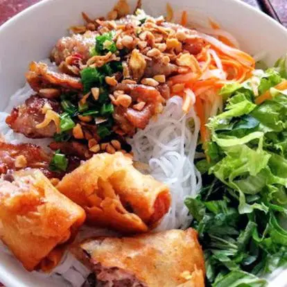 Hình ảnh Bún thịt xào + chả giò 