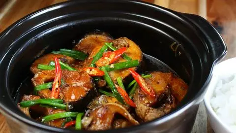Hình ảnh Cơm niêu cá lóc kho tộ + 1 nước tự chọn