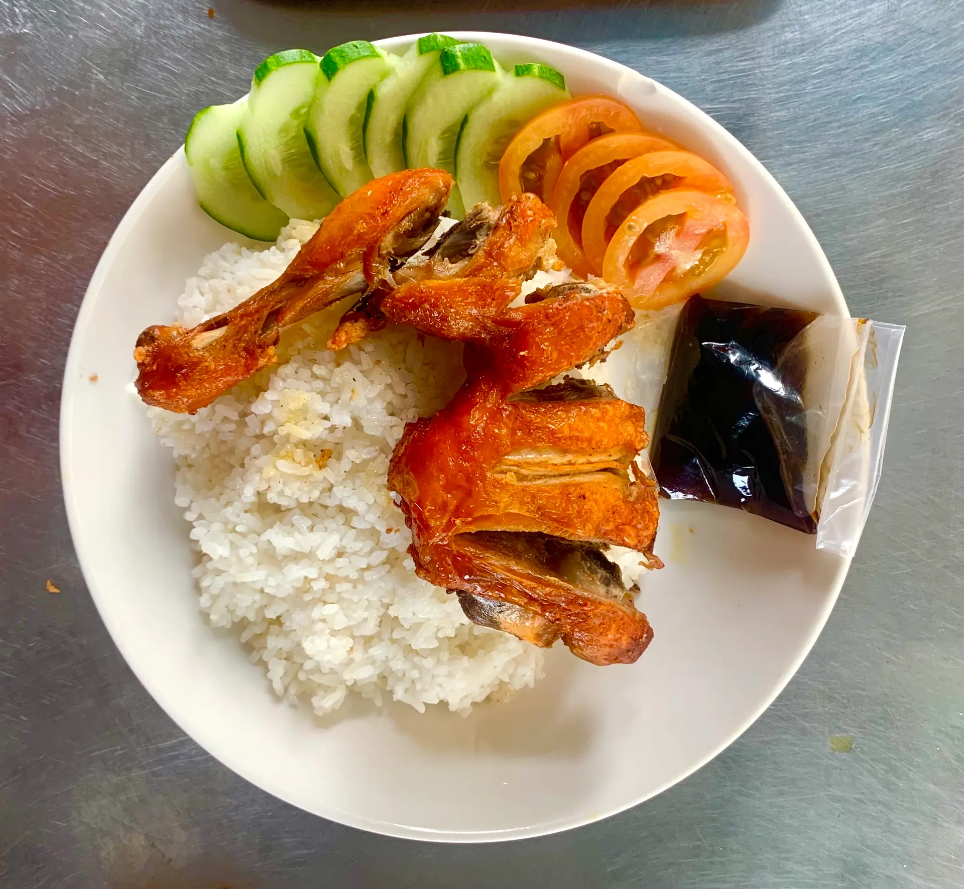 Hình ảnh Cơm đùi gà quay nước mắm