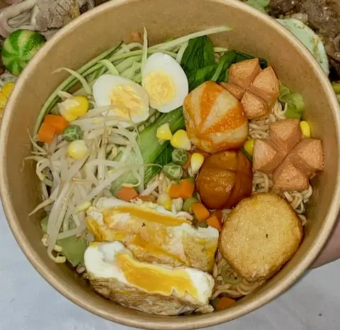 Hình ảnh Mì trộn cá viên xúc xích 