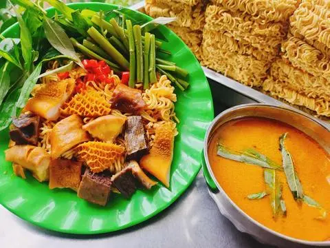 Hình ảnh Phá lấu xào mỳ gói 