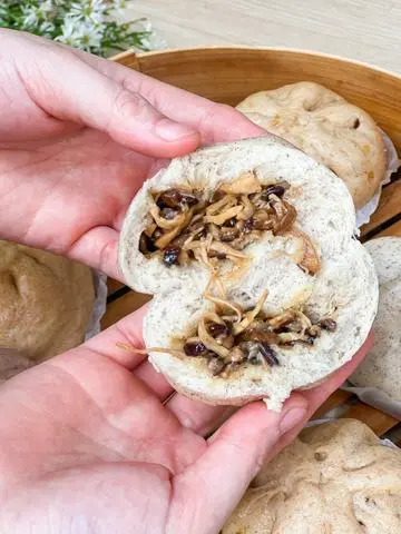 Hình ảnh Bánh Bao Nguyên Cám - Nhân Gà Nấm Phô Mai