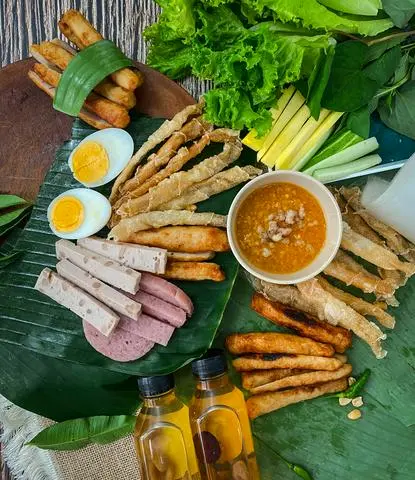Hình ảnh HẠNH PHÚC ( 1 Nem nướng nhỏ + 1 Tá lả nhỏ + Nem thêm + 2 sâm bông cúc)