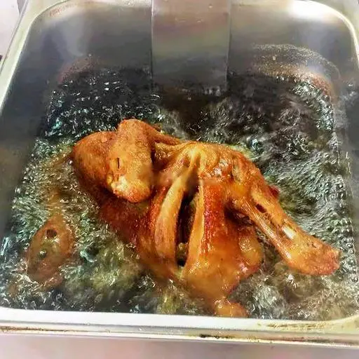 Hình ảnh Nửa con gà xối mỡ