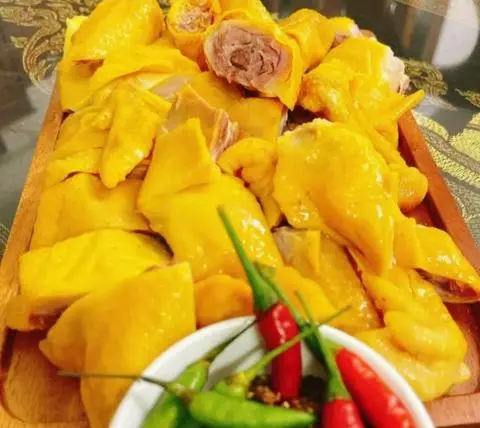 Hình ảnh Gà Ủ muối nguyên con ôm trưng non
