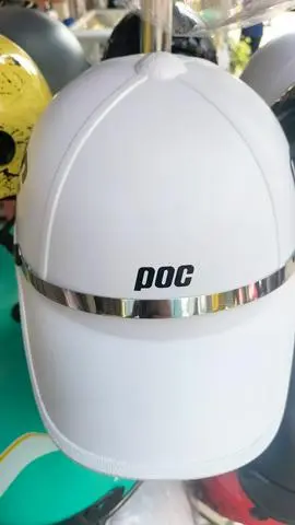 Hình ảnh nón bảo hiểm POC trắng mỏng có lỗ cột tóc 