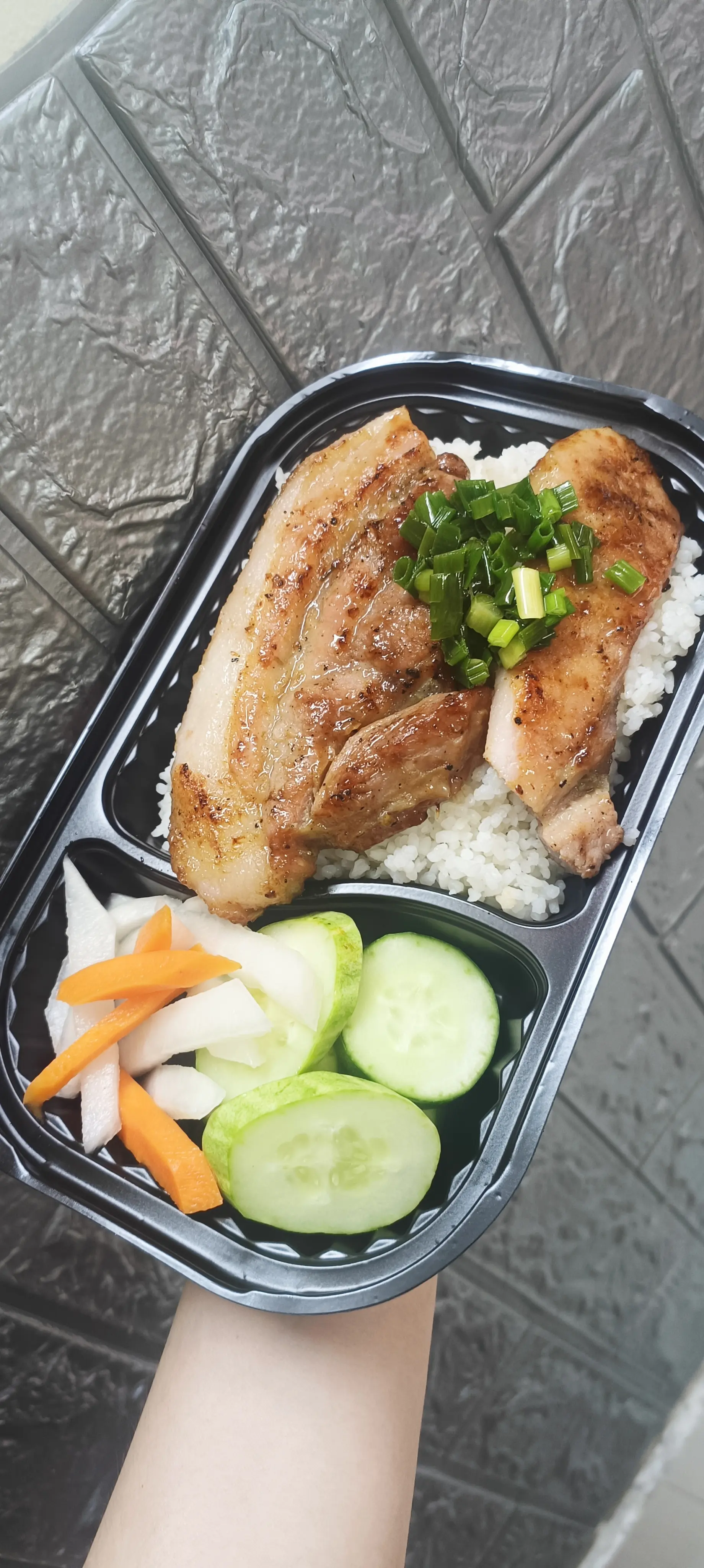 Hình ảnh cơm ba rọi nướng sả 