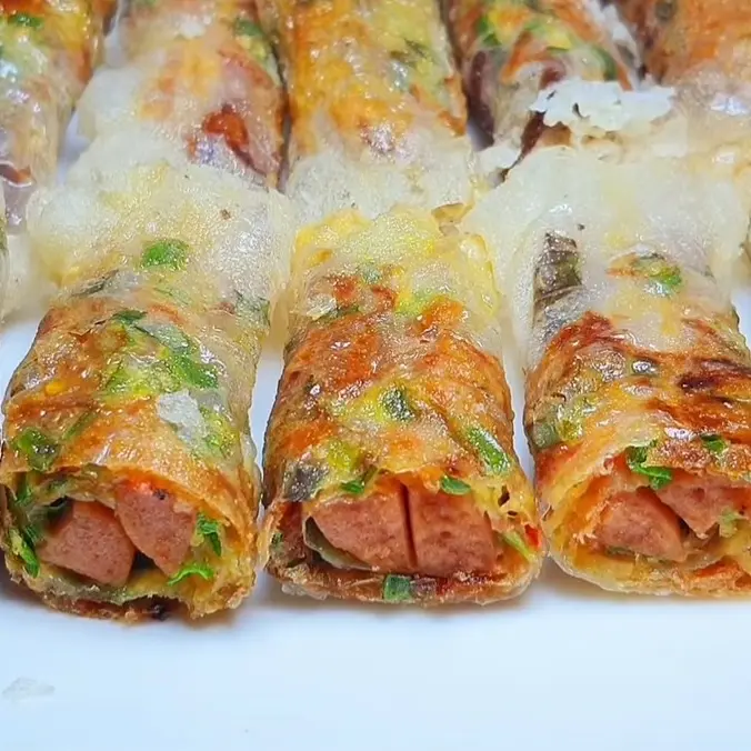 Hình ảnh bánh tráng chiên nhân xúc xích (2 cây)