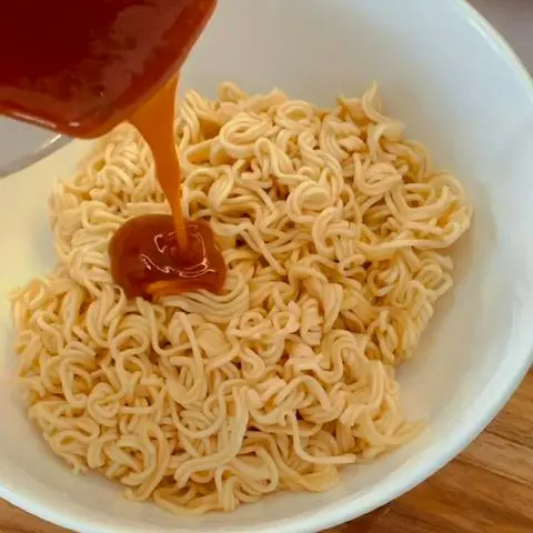 Hình ảnh Mì trộn chả cá sốt cay hàn quốc
