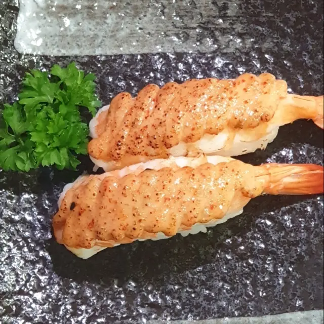 Hình ảnh Sushi tôm sốt trứng nướng 