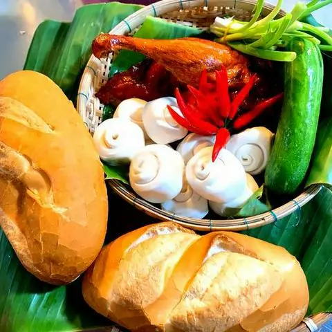 Hình ảnh Nửa con vịt quay tiêu đen + 400g heo quay