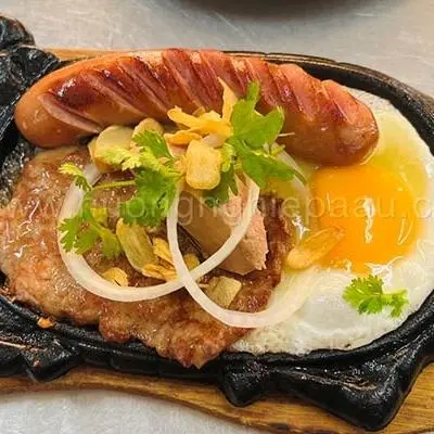 Hình ảnh Bánh mì bò trứng thịt nguội xúc xích áp chảo