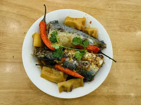 Hình ảnh Cơm cá nục kho măng