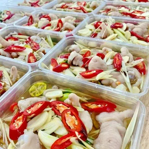 Hình ảnh chân gà rút xương xã tắc hộp lớn ăn siêu dính 