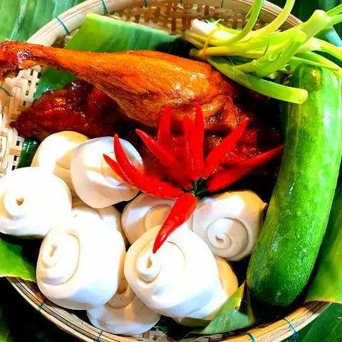Hình ảnh Nửa con vịt quay tiêu + 600g heo quay(chặt miếng)