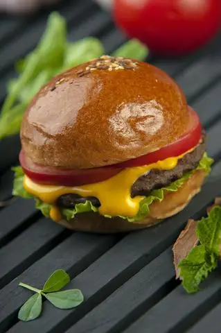 Hình ảnh Hamburger gà + xúc xích