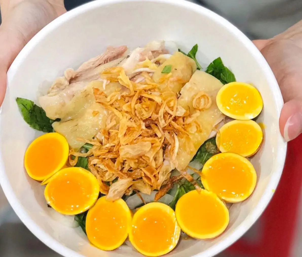 Hình ảnh Bánh ướt trứng non + gà xé