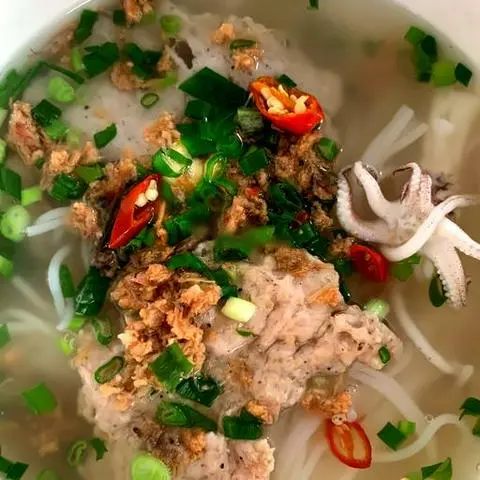 Hình ảnh Bún quậy chả tôm - mực