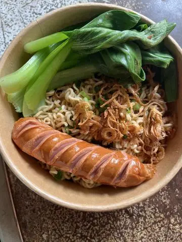 Hình ảnh Mì trộn xúc xích 