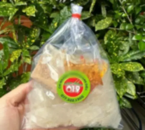Hình ảnh Bánh tráng sate muối nhuyễn dầu tỏi (tự trộn)