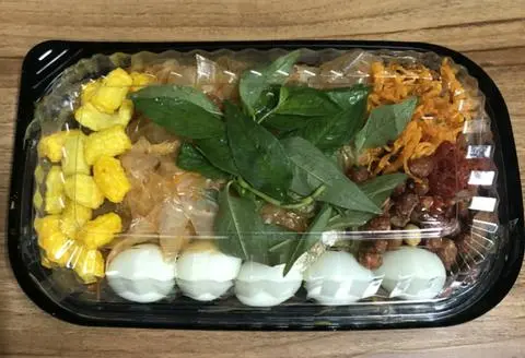 Hình ảnh Bánh tráng trộn khô bò gà trứng cút