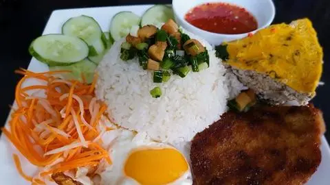 Hình ảnh cơm sườn bì chả trứng