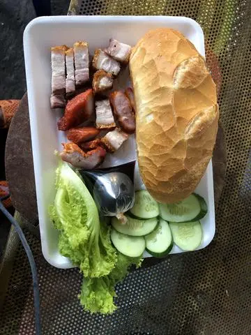 Hình ảnh bánh mì heo quay xá xíu 