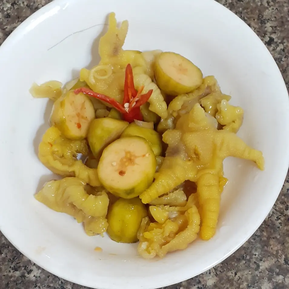 Hình ảnh Nữa con gà không đầu + chân gà rút xương sốt thái