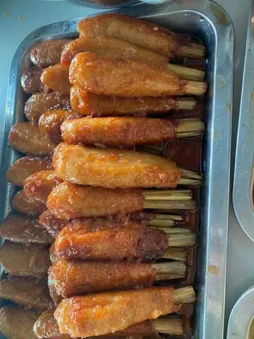 Hình ảnh Cơm đùi gà sả sốt chua cay