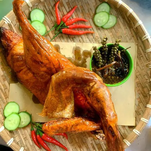 Hình ảnh Vịt quay sốt tiêu đen nửa con ( Chặt miếng)