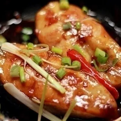Hình ảnh Cá hú kho tieu và rau sống