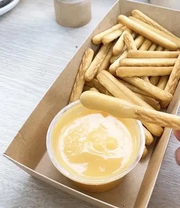 Hình ảnh BÁNH QUE CHẤM SỐT PHÔ MAI 